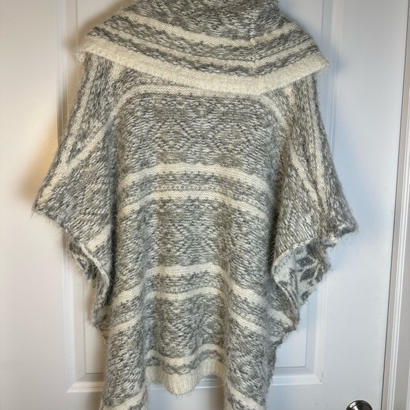 Lovestitch Gray and Cream Knit Poncho - Picture 7 of 10